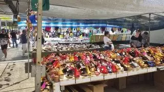 El mercadillo de Sevilla con más de 120 puestos de calzado, decoración y ropa desde un euro: "Encuentras muchas gangas a precios económicos"