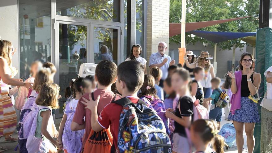 Cerca de 4.000 alumnos comienzan el curso en Paiporta con música, abrazos y mucha emoción