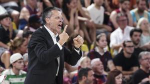 El entrenador del Valencia Basket, Pedro Martínez, en el Palau Blaugrana