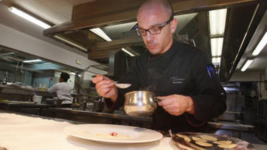 Marc Gascons a la cuina del restaurant Els Tinars