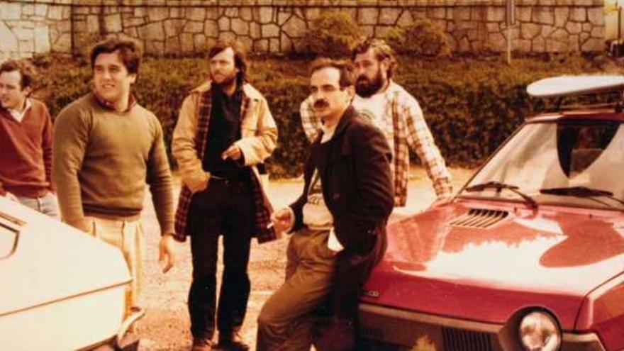 Antón Camarero, Miguel Camarero, Gonzalo Viana (en el centro, con gabardina), Félix Cueto y Carlos Coira, en 1977, en la playa de Bastiaguiero.