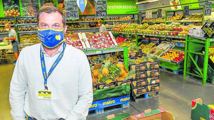 Guillermo Lillo Herrán, director regional de Makro en Canarias, en la zona de frutas y verduras en Telde.