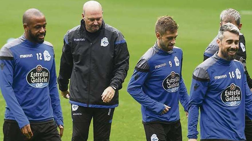 Pepe Mel, rodeado de Sidnei, Cartabia y Luisinho ayer en Riazor.