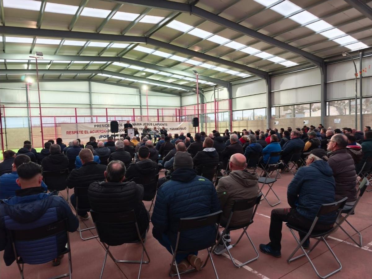 El presidente de la Comunidad de Regantes del Páramo Bajo explica a los agricultores la situación en una asamblea reciente.