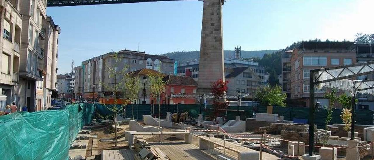 Estado que presentan las obras del nuevo parque en le solar del antiguo edificio de Fenosa. // FdV