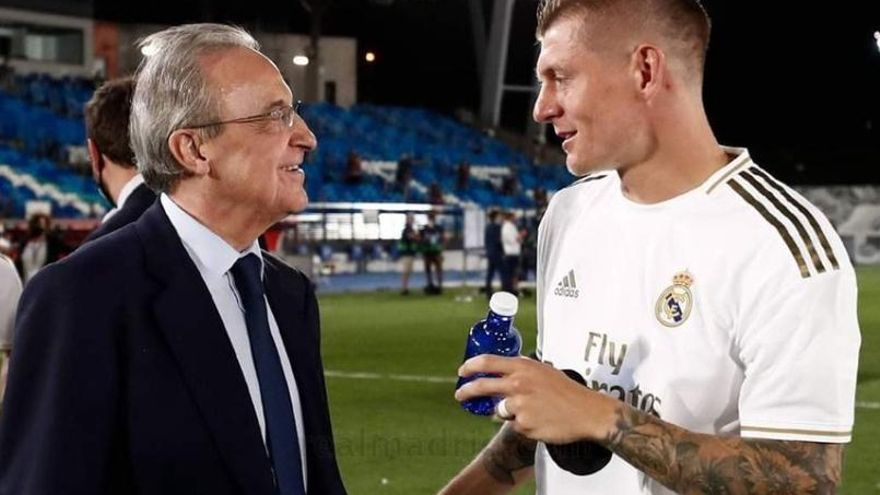 Florentino Pérez conversa con Toni Kroos-