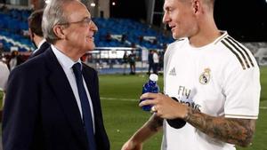 Florentino Pérez conversa  con Toni Kroos-