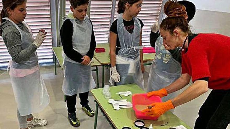 Niños aprenden a hacer jabones en Abegondo.