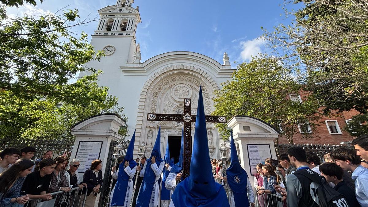Comienza a salir la Hermandad de la Misión al barrio de Heliópolis.