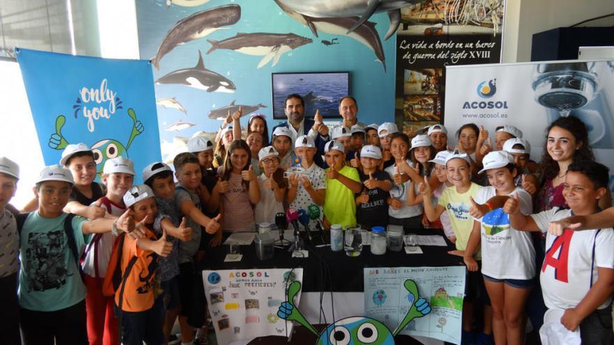 Cardeña y Martín, con alumnos del CEIP Los Boliches.