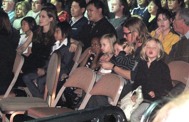 Brad Pitt y Angelina Jolie con sus hijos en el cine