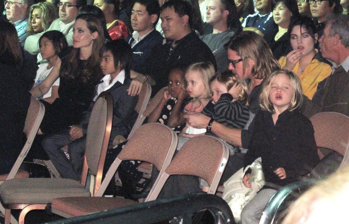 Angelina y Brad con sus 6 hijos en el cine