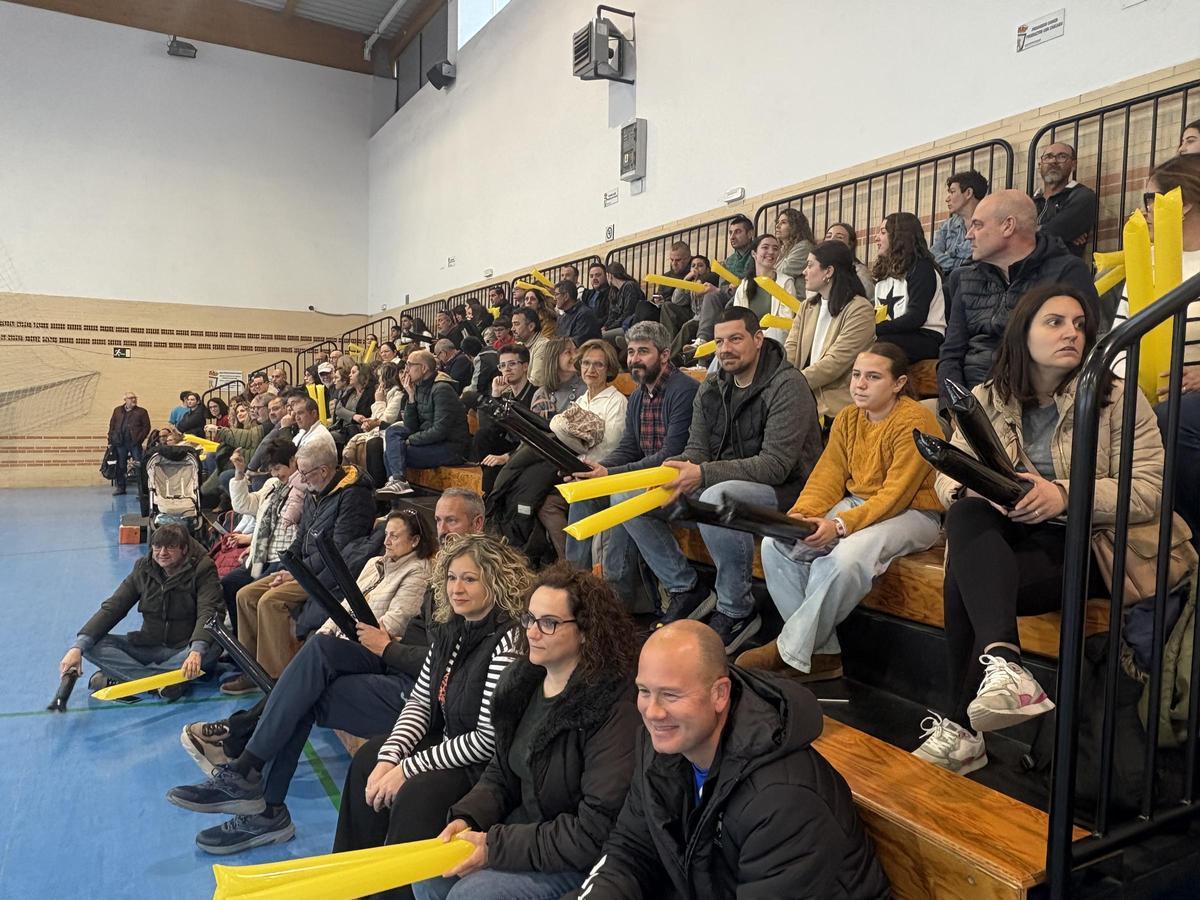 El club decano del baloncesto local reunió a todos sus equipos en un pabellón abarrotado