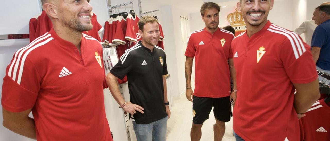 Andrés Carrasco y Armando, durante en la inauguración de la nueva tienda, con Mario Simón y Pedro León al fondo. | JUAN CARLOS CAVAL