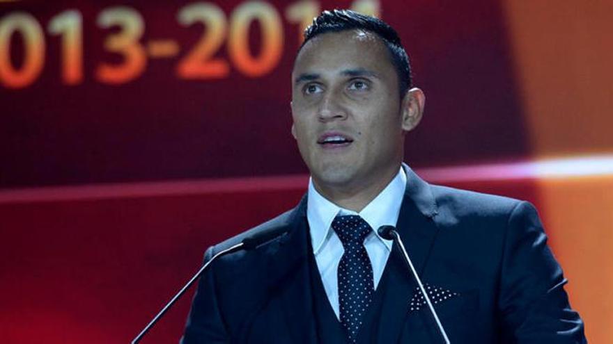 Keylor con el trofeo.