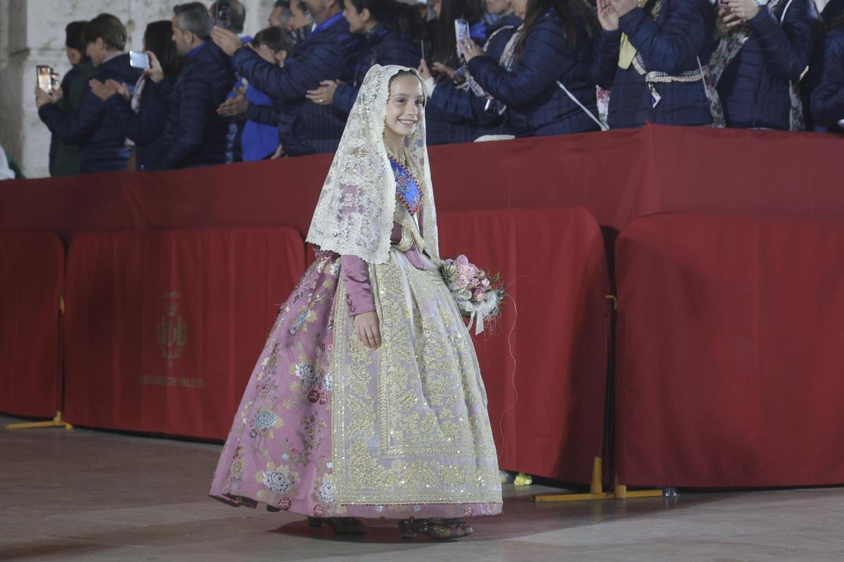 La emoción de Marta Mercader ante la Virgen cierra el primer día de la Ofrenda La emoción de Marta Mercader ante la Virgen cierra el primer día de la Ofrenda