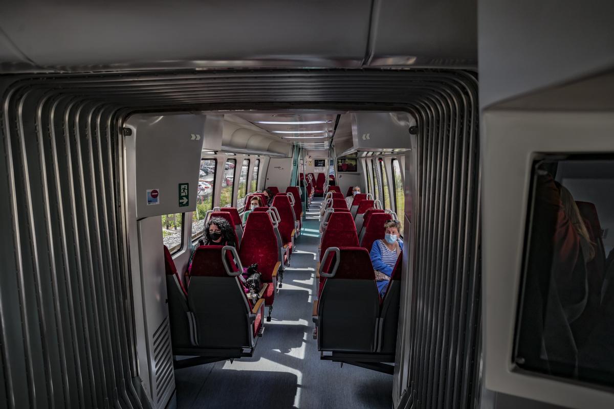 Usuarios en un tren de cercanías en Asturias.