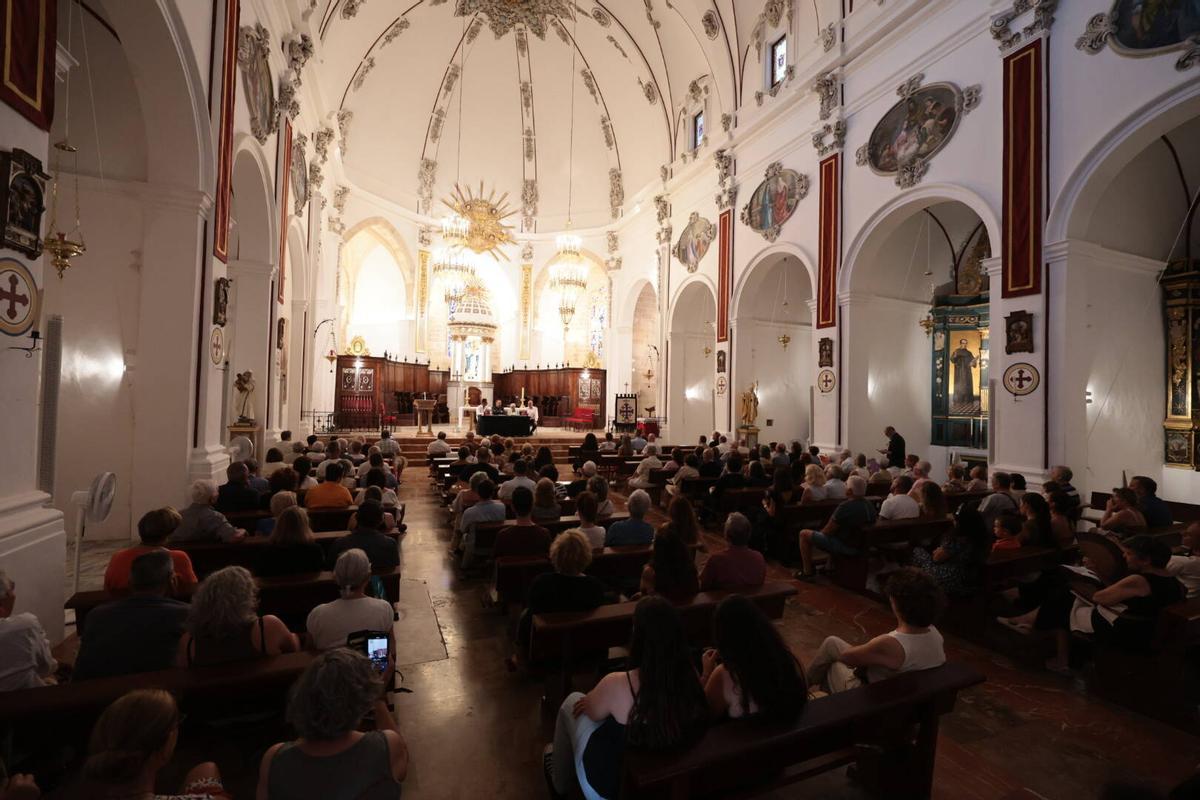 Público asistente a la presentación, en la catedral de Ibiza.