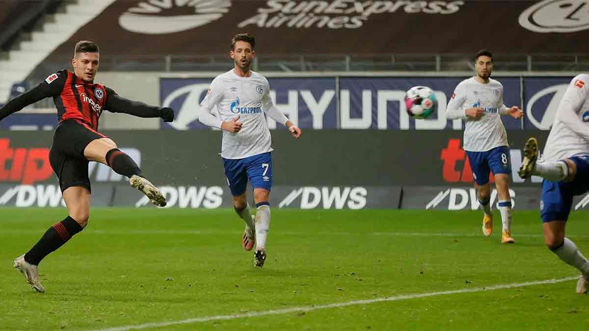 De vuelta a casa... ¡y a marcar! El golazo de Jovic con el Eintracht