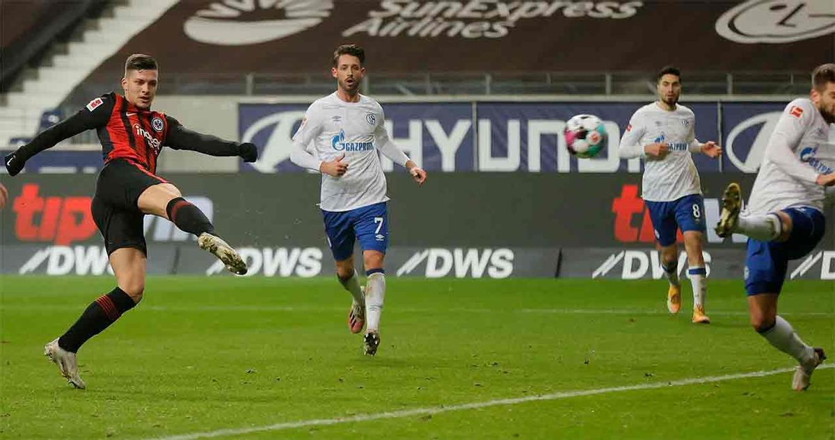 De vuelta a casa... ¡y a marcar! El golazo de Jovic con el Eintracht