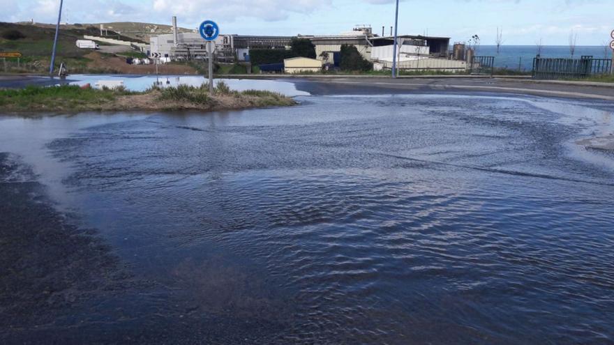 El desborde de aguas residuales inunda la glorieta del parque empresarial de Suevos