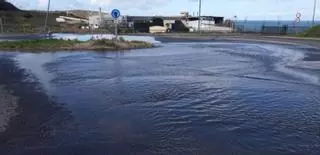 El desborde de aguas residuales inunda la glorieta del parque empresarial de Suevos