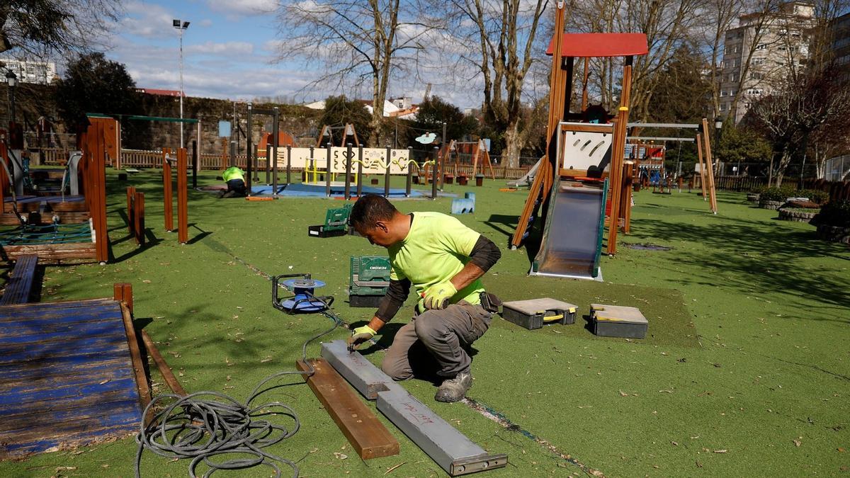 Trabajos en el parque de la plaza de Barcelos