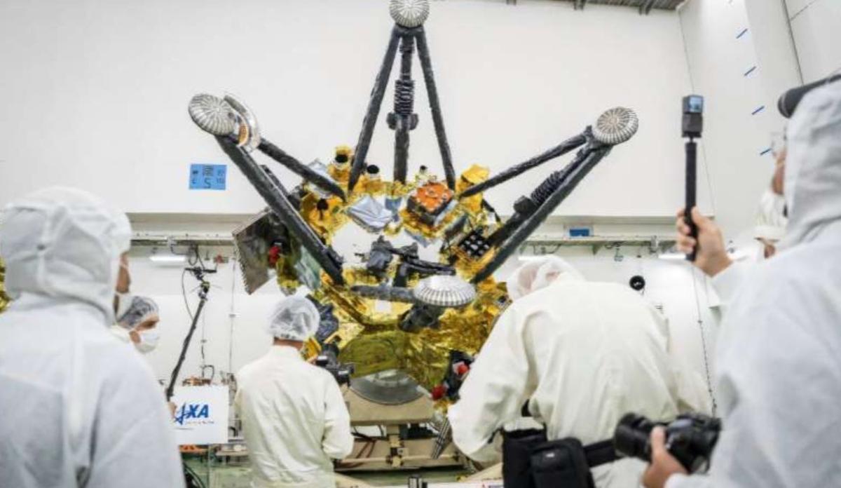 Los Módulos de Exploración y Retorno, que componen la nave espacial Martian Moons eXploration (MMX), en el Centro Espacial Tanegashima, en Japón.