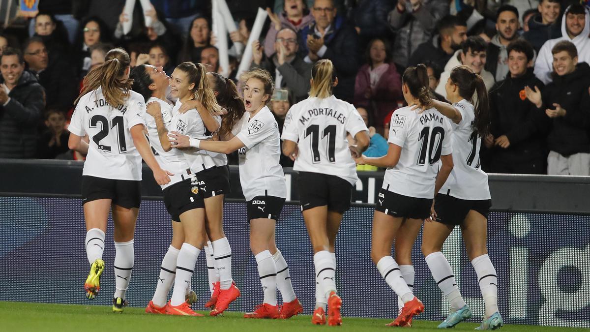 Las jugadoras del Valencia Femenino celebran un gol de Asun