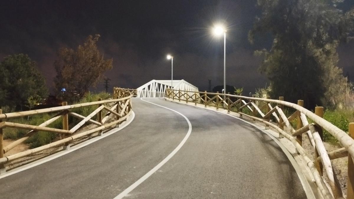 Las luces de las farolas ya funcionan en gran parte de la pasarela.