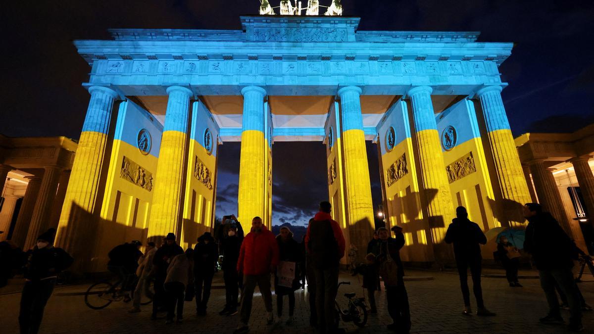 La puerta de Brandenburgo luce los colores de la bandera de Ucrania