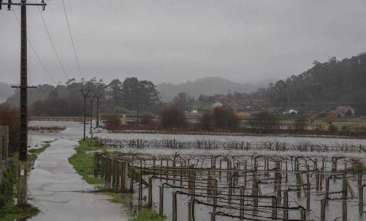 Carretera cortada en As Aceñas, a su paso por el municipio de Meis, y Náutico O Muíño de Ribadumia inundado en el día de ayer.