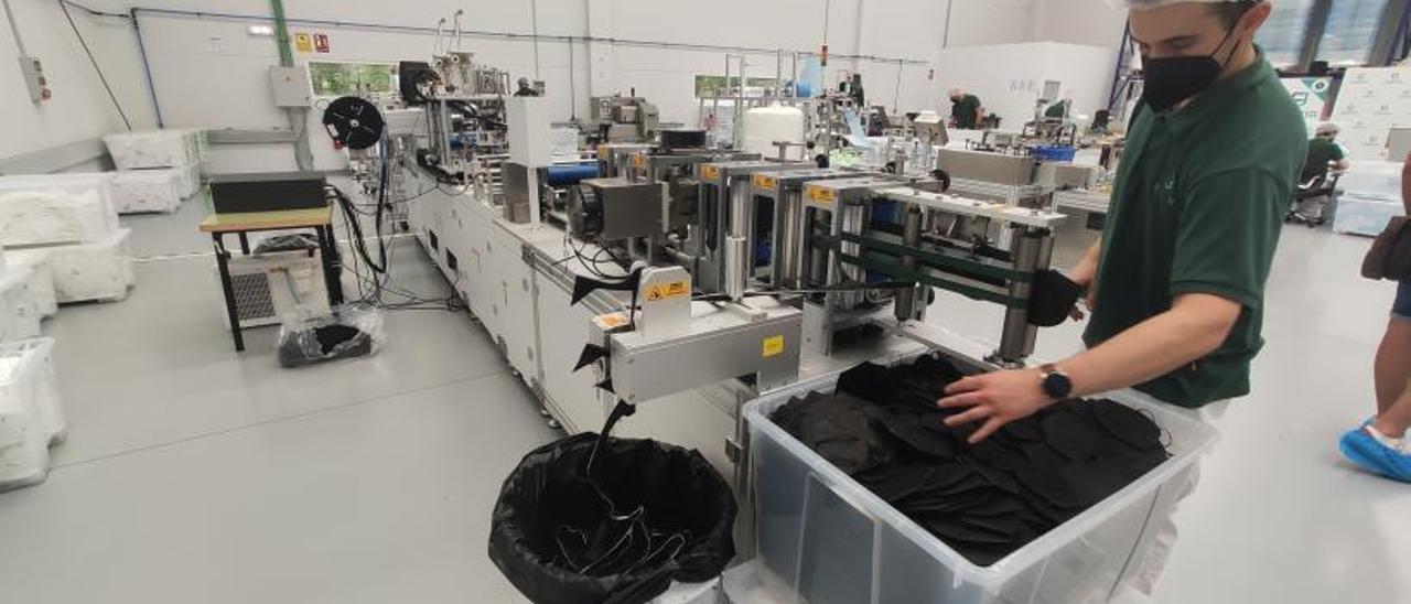 Un operario en controla la fabricación de las mascarillas FFP2 en la planta de Fortia en Argame. | A. Velasco