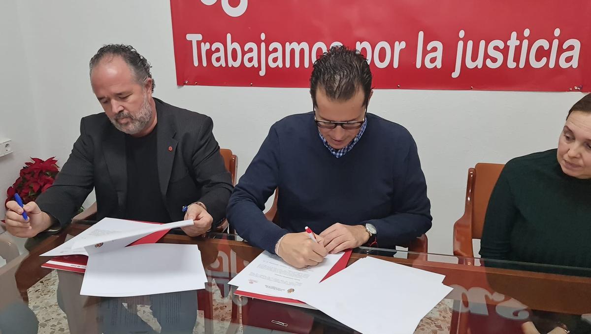 La firma del convenio entre el alcalde Rubén Alfaro y