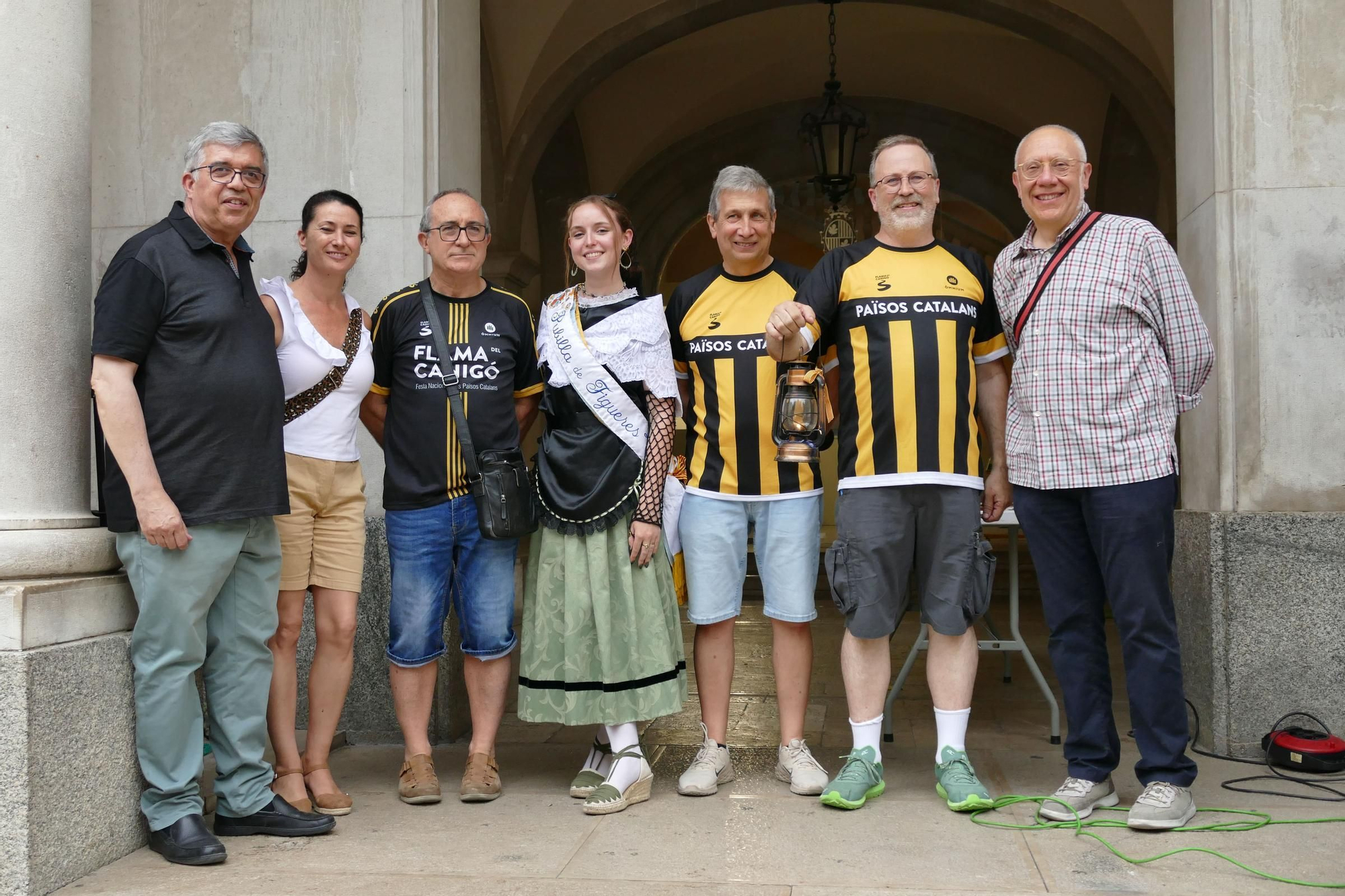 Figueres rep la Flama del Canigó i reparteix la llum de la catalanitat per tota la comarca