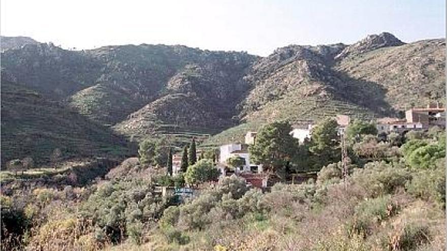 La Vall de Santa Creu, al peu de Sant Pere de Rodes, dins el Parc Natural del Cap de Creus.