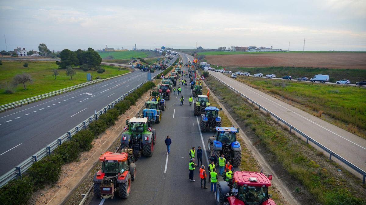 Cortes de carreteras y tractores.