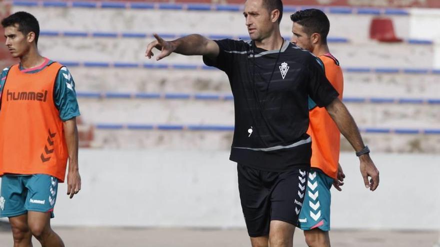 José Manuel Aira da indicaciones a sus jugadores durante un entrenamiento.