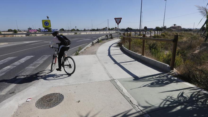 Punto en el que se corta el carril bici de la Vía Parque, en la rotonda de acceso a la autovía