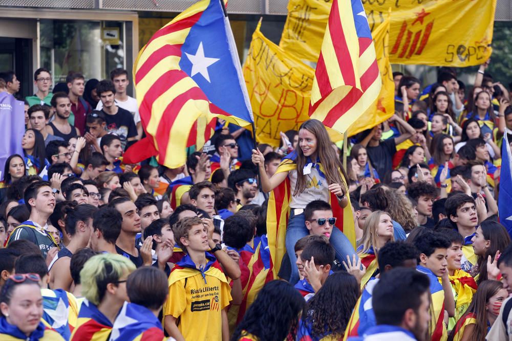 Manifestació d'estudiants universitaris i de secundària al centre de Girona