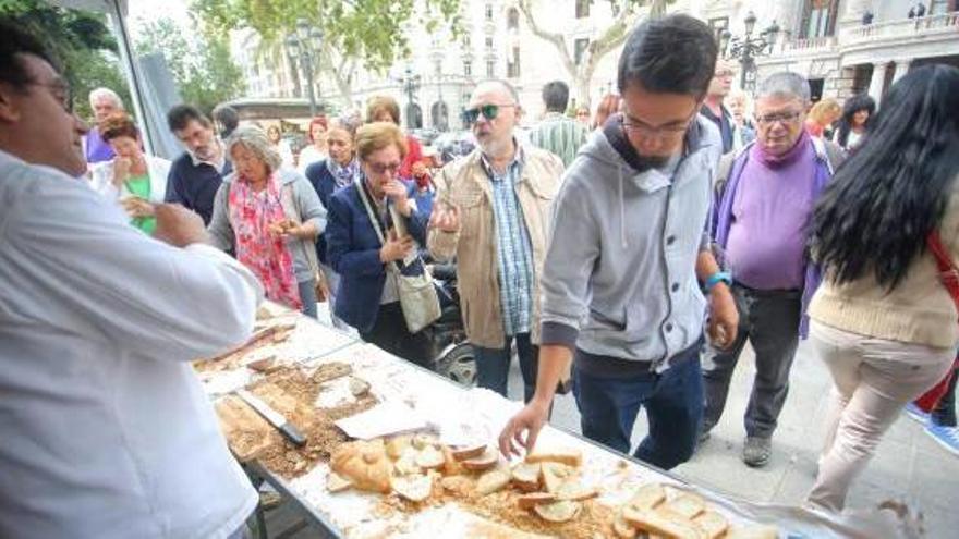 Cientos de personas celebran el Día Mundial del Pan con productos valencianos