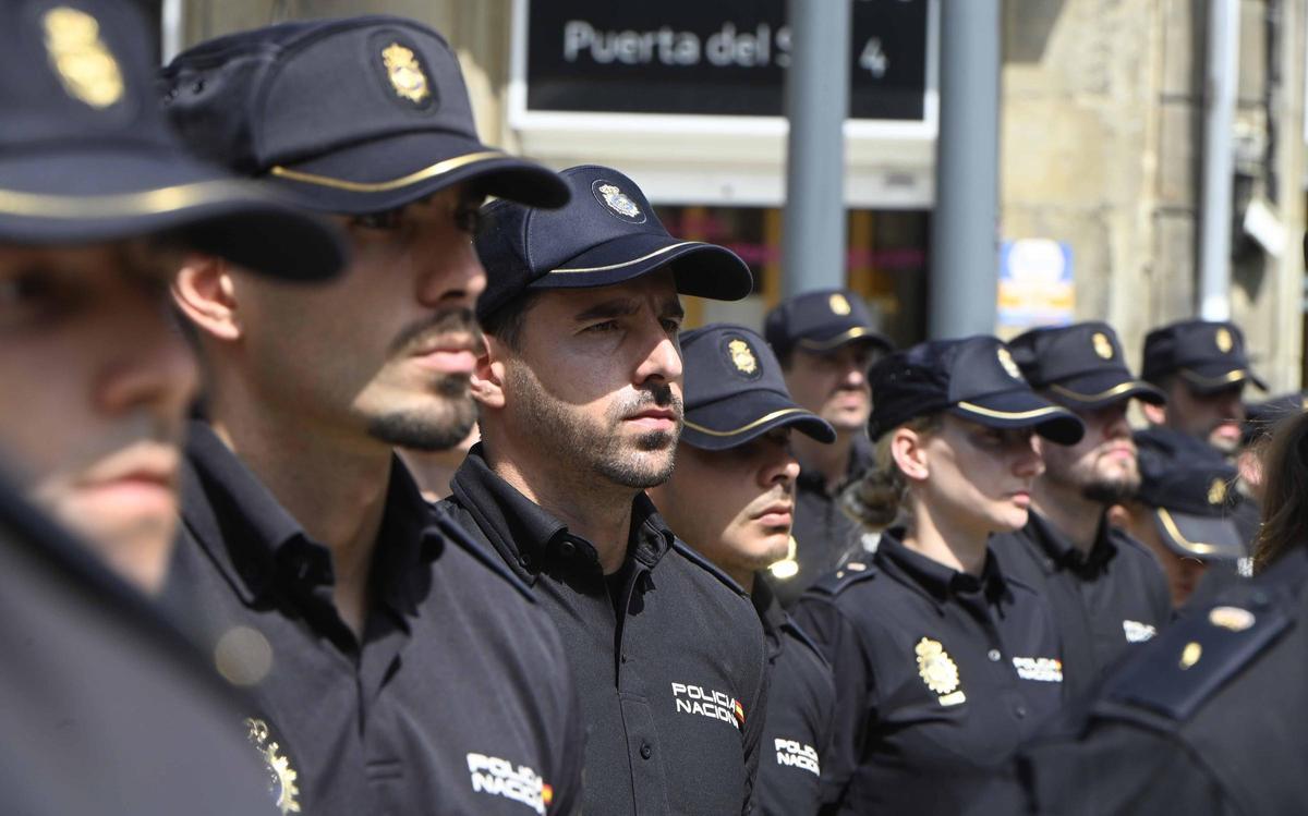 Presentación de un centenar de agentes en prácticas de la Policía ...