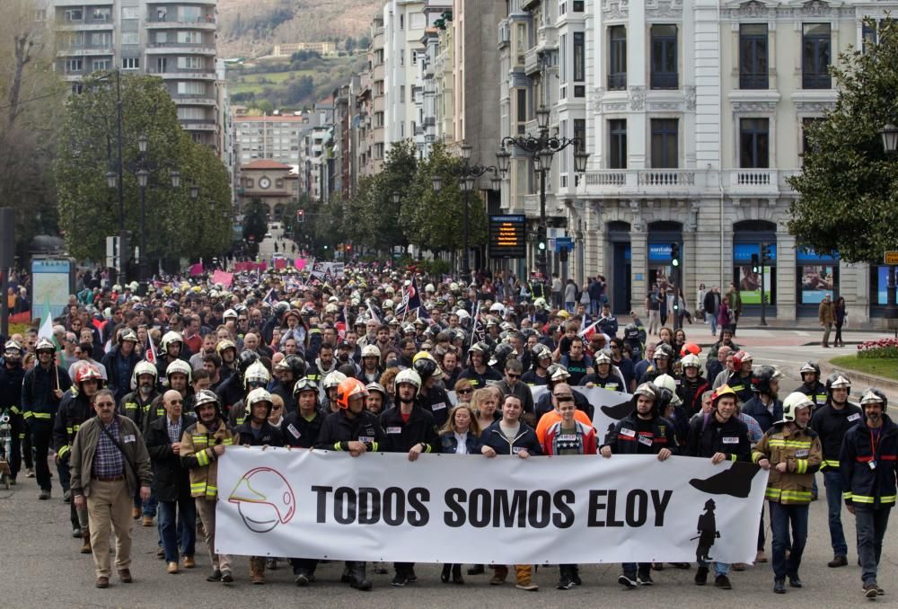 Manifestación de bomberos de toda España en Oviedo por Eloy Palacio