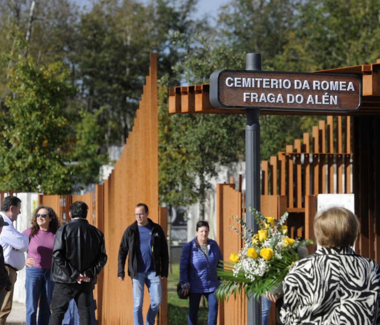 Vecinos, en el camposanto, por Difuntos.