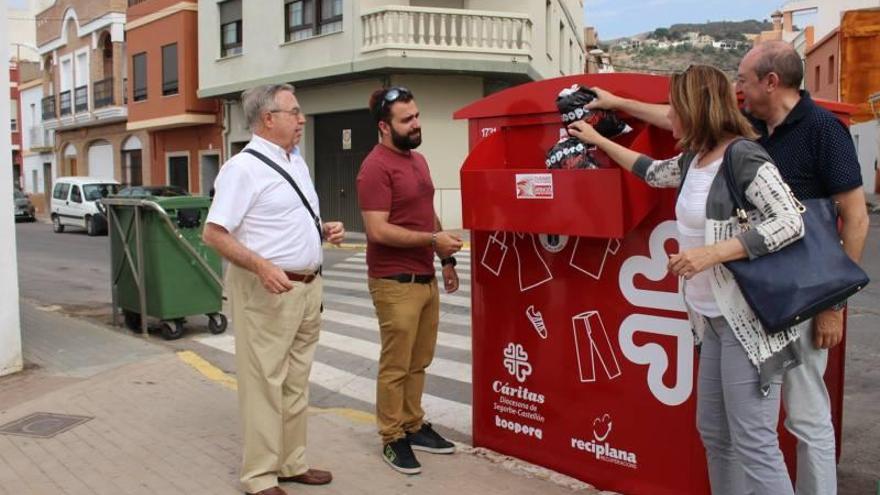 La Vall instala siete nuevos contenedores de recogida de ropa usada