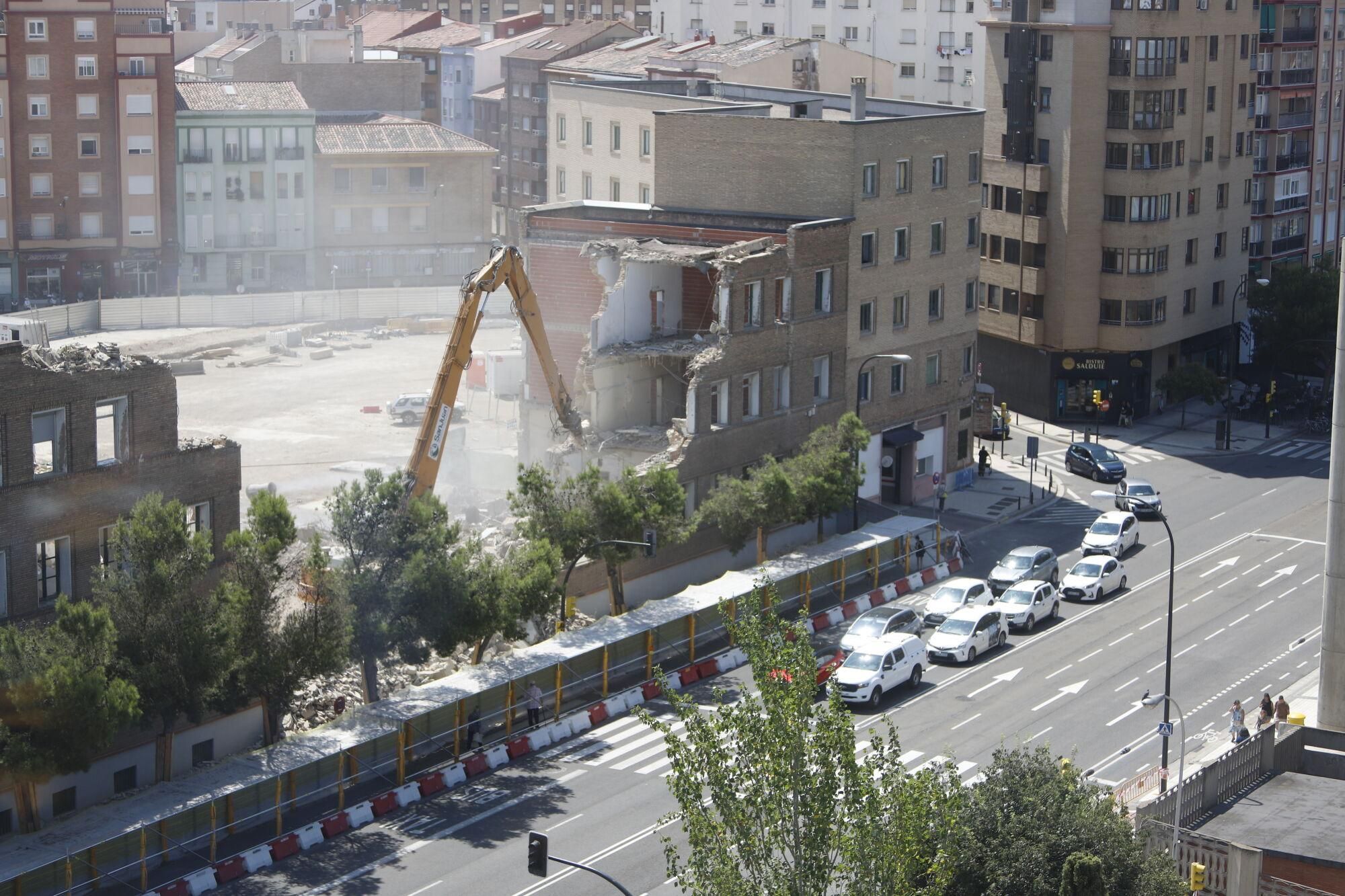 Así avanza el derribo de la comisaría de Mayandía