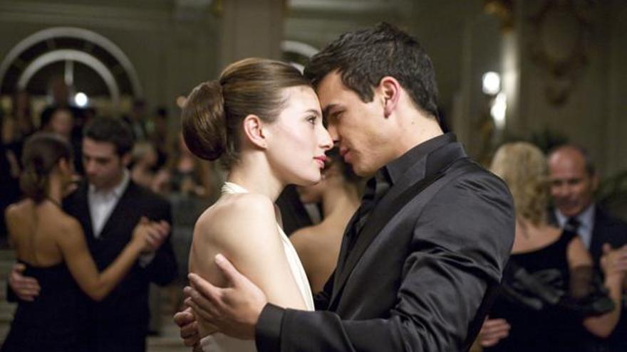 Mario Casas y María Valverde en &#039;3 metros sobre el cielo&#039;.