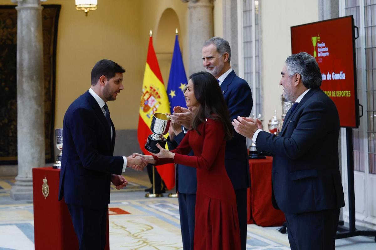 El alcalde Prieto recibe de manos de los Teyes de España el galardón