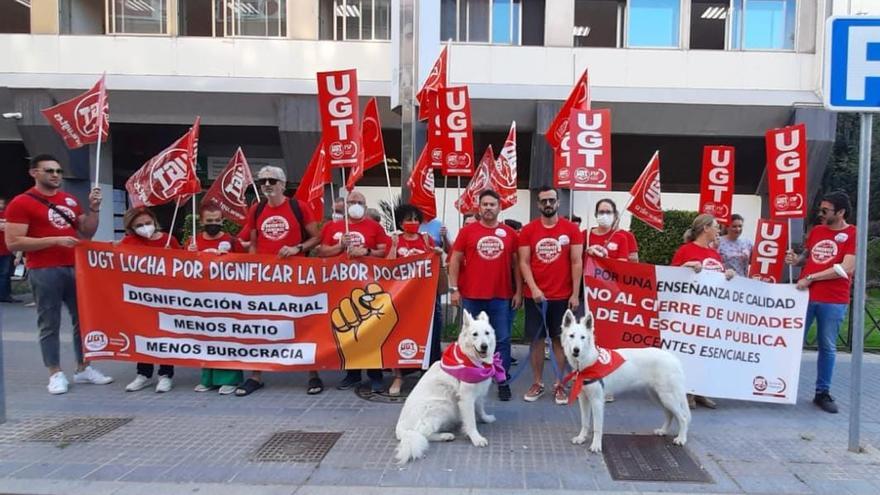 UGT se concentra en la puerta de Delegación