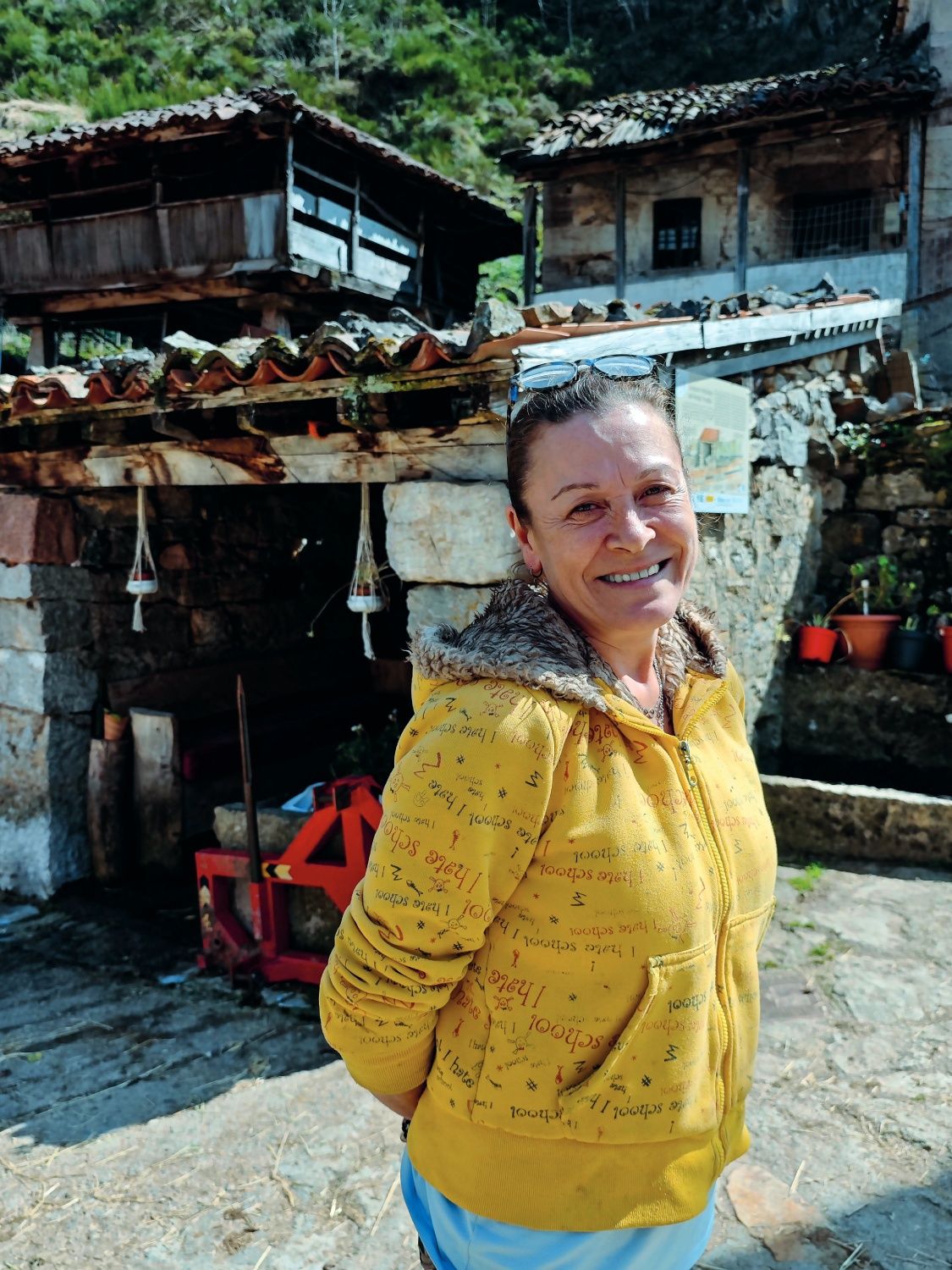 Dolores F. Riesgo junto all lavadero del ediu´l pueblu, en Perlunes, Somiedo.